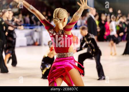 indietro ballerina femminile in abito rosa su coppie di danza di sfondo Foto Stock