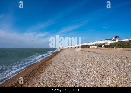 Brighton UK 12 febbraio 2021 - Brighton Beach è tranquilla in una giornata soleggiata ma ventosa lungo la costa meridionale : Credit Simon Dack / Alamy Live News Foto Stock