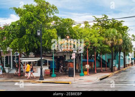 Key West, Florida, Stati Uniti - Luglio 10 2012: Ingresso al mercato del Bahama Village con cartello e alberi Foto Stock