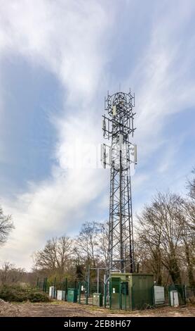 Tower 5G Telecommunications reticolare in acciaio che fa parte della rete di trasmissione delle telecomunicazioni mobili, Hook Heath, Woking, Surrey, Inghilterra Foto Stock