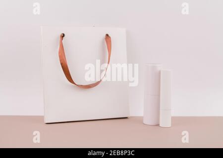 una borsa di carta del negozio con cosmetici su bianco sfondo Foto Stock