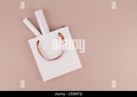 una borsa di carta del negozio con cosmetici su bianco sfondo Foto Stock