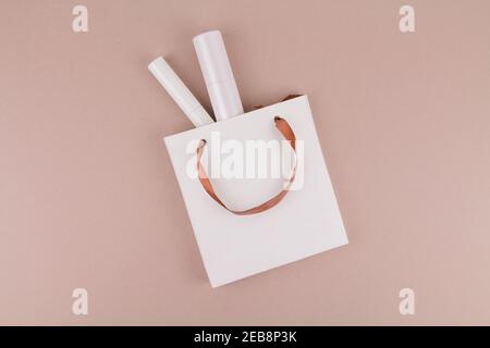 una borsa di carta del negozio con cosmetici su bianco sfondo Foto Stock