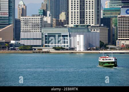 Una nave Star Ferry attraversa Victoria Harbour con l'Hong Kong Museum of Art (香港藝術館) sullo sfondo, 2021 Foto Stock