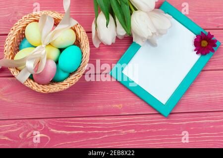 Pasqua, vacanze, la tradizione e il concetto di oggetto - close up di uova colorate e tulip fiori su tavole di legno sfondo Foto Stock