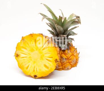 ananas pappe e gustosi tagliati a metà su sfondo bianco Foto Stock