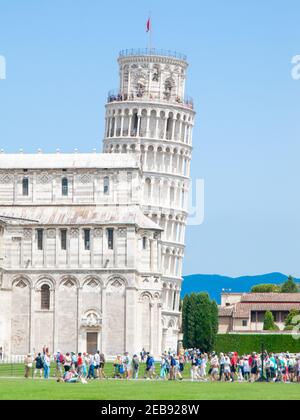 PISA, ITALIA - 02 LUGLIO 2018: Torre Pendente di Pisa o Piazza Duomo di Pisa, Toscana, Italia Foto Stock