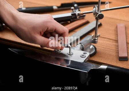 Svitare manualmente e allentare la macchina dopo l'affilatura fine a. Coltello giapponese Foto Stock