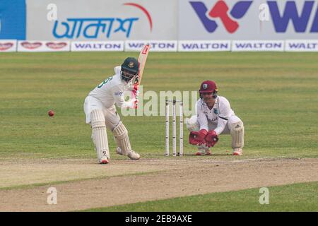 Tamim Iqbal (cricket del Bangladesh) in azione durante il secondo giorno del secondo test di cricket tra le Indie Occidentali e il Bangladesh allo Sher-e-Bangla National Cricket Stadium. Foto Stock