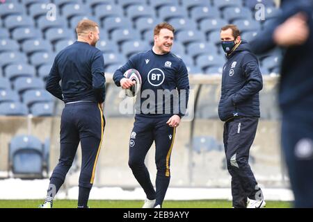 BT Murrayfield Stadium, Edinburgh.Scotland UK.12th Feb 21. Sessione di allenamento Scotland Rugby Squad per la partita Guinness Six Nations vs Wales Pic mostra Scotland il Capitano Stuart Hogg (Exeter Chiefs) chiacchiera con l'allenatore di assistenza Chris Paterson Credit: eric mcowat/Alamy Live News Foto Stock