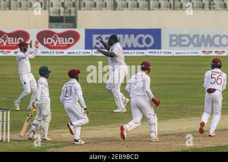 I cricket delle Indie Occidentali festeggiano dopo il licenziamento del Bangladesh Mominul Haque durante il secondo giorno del secondo test di cricket tra le Indie Occidentali e il Bangladesh allo Sher-e-Bangla National Cricket Stadium. Foto Stock