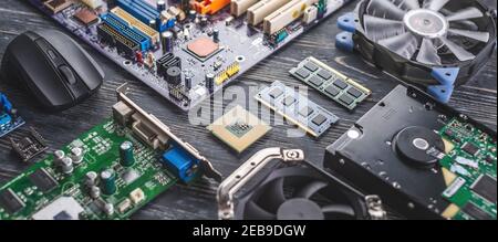 La configurazione hardware del computer è disposta su uno sfondo scuro. Il concetto di una moderna tecnologia digitale allo stato solido Foto Stock