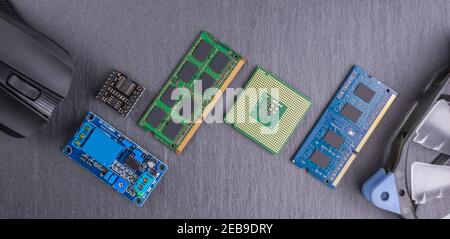 La configurazione hardware del computer è disposta su uno sfondo scuro. Il concetto di una moderna tecnologia digitale allo stato solido Foto Stock