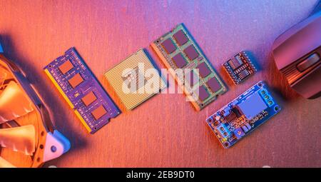 La configurazione hardware del computer è disposta su uno sfondo scuro. Il concetto di una moderna tecnologia digitale allo stato solido Foto Stock