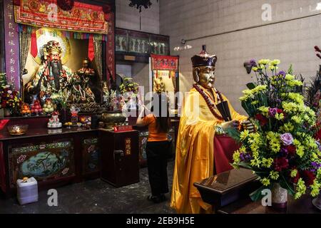 Bandung, Indonesia. 12 Feb 2021. Una donna prega al tempio Dharma RAMSI durante le celebrazioni lunari di Capodanno. Il Capodanno lunare, conosciuto anche come Primavera Festival, cade il 12 febbraio 2021, segnando l'inizio dell'anno dell'Ox. Credit: SOPA Images Limited/Alamy Live News Foto Stock