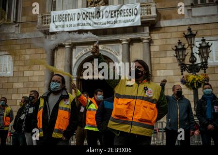 Barcellona, Spagna. 12 Feb 2021. I paramedici dimostrano per la giustizia salariale di fronte al credito del governo catalano: Matthias Oesterle/Alamy Live News Foto Stock