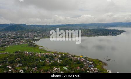 Paesaggio urbano della città di Marawi con case e strade sulla riva del lago Lanao. Mindanao, Lanao del sur, Filippine. Foto Stock