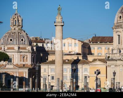 Colonna Traiana, Roma, Italia. La colonna di Traiano è una colonna trionfale romana che commemora il vincitore dell'imperatore romano Traiano Foto Stock