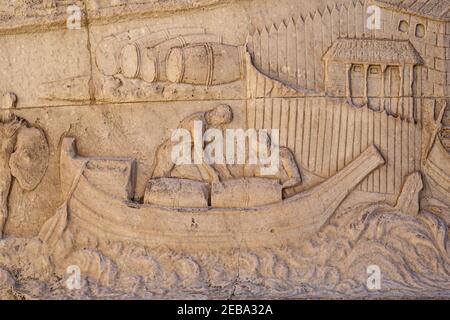 Colonna Traiana, Roma, Italia. Il dettaglio mostra i Romani che ferrano le forniture sul Danubio. La colonna di Traiano è un trionfo romano Foto Stock