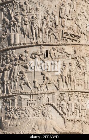 Colonna Traiana, Roma, Italia. Particolare mostra il dio del Danubio alla base con i Romani che attraversano un ponte a pontile sulla destra, Foto Stock