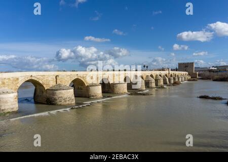 Cordova, Spagna - 30 gennaio 2021: Vista del ponte romano e del fiume Guadalquivir a Cordoba Foto Stock