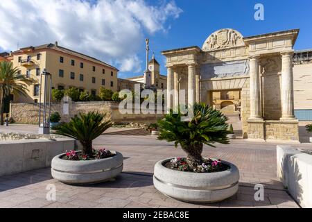 Cordova, Spagna - 30 gennaio 2021: Vista su Plaza del Triunfo nel centro storico di Cordova Foto Stock