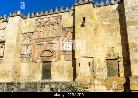 Cordova, Spagna - 30 gennaio 2021: Vista dettagliata di una porta e archi a ferro di cavallo nella Moschea Cattedrale di Cordoba Foto Stock