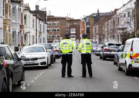 Ackmar Road, Southwest London, Regno Unito. 12 febbraio 2021., cartello stradale, Ackmar Road, Parsons Green dopo un uomo di 19 anni è stato pugnalato a morte quando una lotta è scoppiata fuori dalla stazione della metropolitana di Parsons Green. La polizia si è precipitata a rapporti di tre uomini che lottavano su Ackmar Road nel sud-ovest di Londra alle 18:42 di giovedì. Il 19-year-old è stato trattato per le ferite di stab alla scena ma non ha potuto essere salvato. Un secondo uomo è stato portato in ospedale, anche se le sue lesioni non sono state dette essere life-threatening. Foto Stock