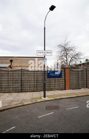 Ackmar Road, Southwest London, Regno Unito. 12 febbraio 2021., cartello stradale, Ackmar Road, Parsons Green dopo un uomo di 19 anni è stato pugnalato a morte quando una lotta è scoppiata fuori dalla stazione della metropolitana di Parsons Green. La polizia si è precipitata a rapporti di tre uomini che lottavano su Ackmar Road nel sud-ovest di Londra alle 18:42 di giovedì. Il 19-year-old è stato trattato per le ferite di stab alla scena ma non ha potuto essere salvato. Un secondo uomo è stato portato in ospedale, anche se le sue lesioni non sono state dette essere life-threatening. Copyright : Amy Smirk Credit: London Evening Standard/Alamy Live News Foto Stock