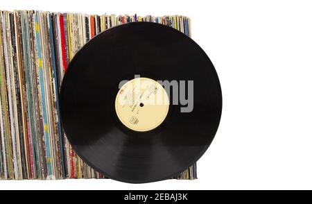 POZNAN, POLONIA - 04 febbraio 2021: Disco in vinile con spazio di copia davanti a una collezione di album (titoli fittizi), processo vintage Foto Stock