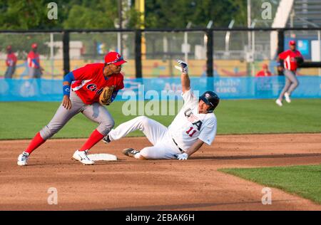 Toronto Panam Games 2015 Baseball, Stati Uniti contro Cuba: Casey Kotchman tenta di rubare la seconda base ed è fuori nelle mani di Raul Gonzalez Foto Stock