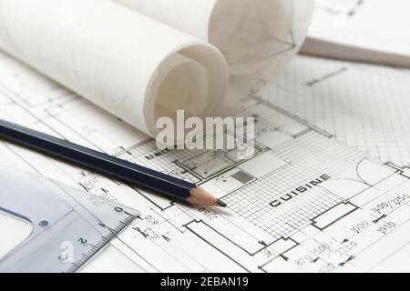 Piani di ristrutturazione per la casa e la cucina con rotoli di disegni, matita e righello quadrato. Architettura e costruzione di edifici Foto Stock