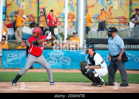 Toronto Panam Games 2015 Baseball, Stati Uniti contro Cuba: Alexander Malleta at-bat per Cuba. Segnerà la seconda corsa cubana nel gioco Foto Stock