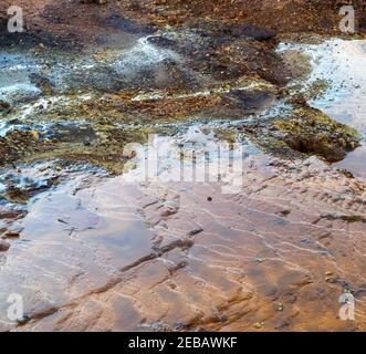 Il Rio Tinto letto del fiume nelle vecchie miniere con colorato depositi di ferro e rame Foto Stock