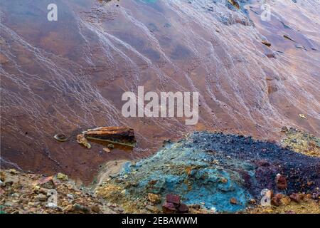 Il Rio Tinto letto del fiume nelle vecchie miniere con colorato depositi di ferro e rame Foto Stock