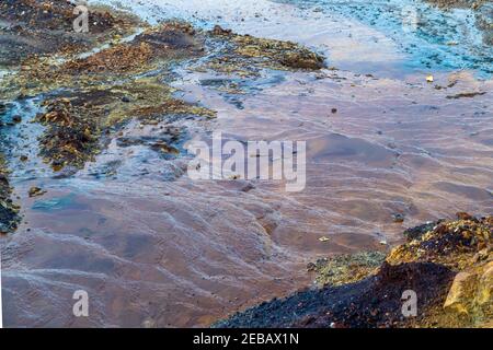 Il Rio Tinto letto del fiume nelle vecchie miniere con colorato depositi di ferro e rame Foto Stock