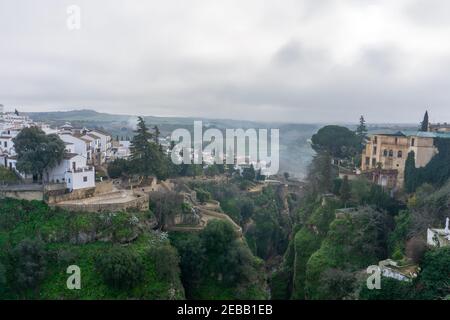 Vista della stretta e profonda gola di El Tajo Ronda in Andalusia Foto Stock