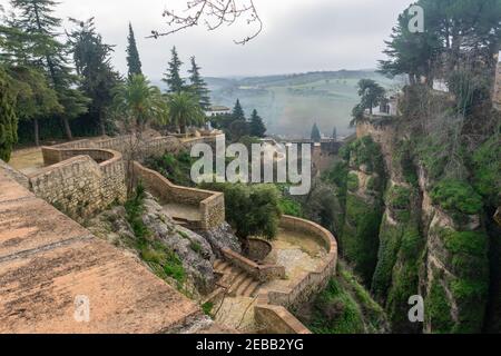 Vista della stretta e profonda gola di El Tajo Ronda in Andalusia Foto Stock