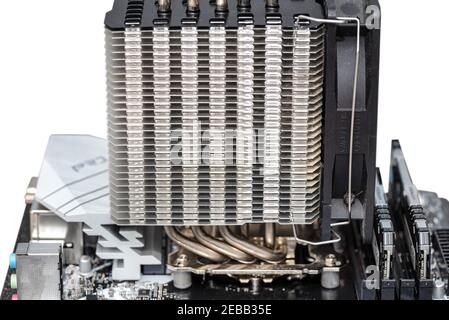 Immagine macro di una moderna scheda madre per sistemi desktop con un dissipatore di calore montato sulla CPU sul socket LGA. Foto Stock