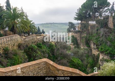 Vista della stretta e profonda gola di El Tajo Ronda in Andalusia Foto Stock