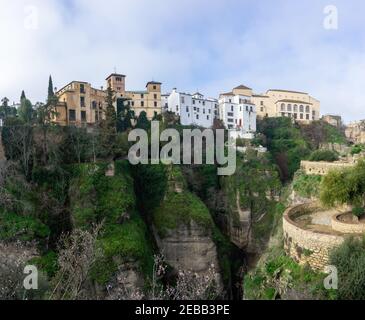 Vista della stretta e profonda gola di El Tajo Ronda in Andalusia Foto Stock