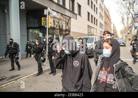 Barcellona, Catalogna, Spagna. 12 Feb 2021. Gli antifascisti sono visti di fronte alla polizia. L'associazione spagnola formata da agenti del corpo di polizia nazionale e della Guardia civile, Jusapol (polizia di giustizia) Ha convocato una concentrazione a Barcellona sostenendo che il governo ha abbandonato la polizia in Catalogna e chiede al governo di dichiarare la Catalogna come una speciale sicurezza per le aree. All'evento ha partecipato Ignacio Garriga, candidato del partito di estrema destra spagnolo Vox, per la presidenza della Generalitat di Catalogna. Gruppi antifascisti che hanno manifestato contro il concent Foto Stock