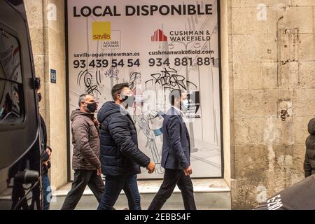 Barcellona, Catalogna, Spagna. 12 Feb 2021. Ignacio Garriga, candidato del partito di estrema destra, Vox, per la presidenza del Generalitat della Catalogna è visto lasciare una dimostrazione di polizia.l'associazione spagnola formata da agenti del corpo di polizia nazionale e della Guardia civile, Jusapol (polizia di giustizia) Ha convocato una concentrazione a Barcellona sostenendo che il governo ha abbandonato la polizia in Catalogna e chiede al governo di dichiarare la Catalogna come una speciale sicurezza per le aree. All'evento ha partecipato Ignacio Garriga, candidato del partito spagnolo di estrema destra, Vox, per la p Foto Stock