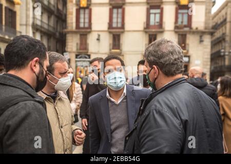 Barcellona, Catalogna, Spagna. 12 Feb 2021. Ignacio Garriga, candidato del partito di estrema destra, Vox, per la presidenza del Generalitat della Catalogna è visto ad una dimostrazione di polizia.l'associazione spagnola formata da agenti del corpo di polizia nazionale e della Guardia civile, Jusapol (polizia di giustizia) Ha convocato una concentrazione a Barcellona sostenendo che il governo ha abbandonato la polizia in Catalogna e chiede al governo di dichiarare la Catalogna come una speciale sicurezza per le aree. All'evento ha partecipato Ignacio Garriga, candidato del partito di estrema destra spagnolo Vox, per il presidente Foto Stock