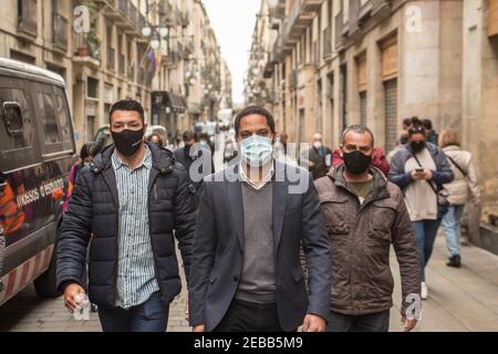 Barcellona, Catalogna, Spagna. 12 Feb 2021. Ignacio Garriga, candidato del partito di estrema destra, Vox, per la presidenza del Generalitat della Catalogna è visto lasciare una dimostrazione di polizia.l'associazione spagnola formata da agenti del corpo di polizia nazionale e della Guardia civile, Jusapol (polizia di giustizia) Ha convocato una concentrazione a Barcellona sostenendo che il governo ha abbandonato la polizia in Catalogna e chiede al governo di dichiarare la Catalogna come una speciale sicurezza per le aree. All'evento ha partecipato Ignacio Garriga, candidato del partito spagnolo di estrema destra, Vox, per la p Foto Stock