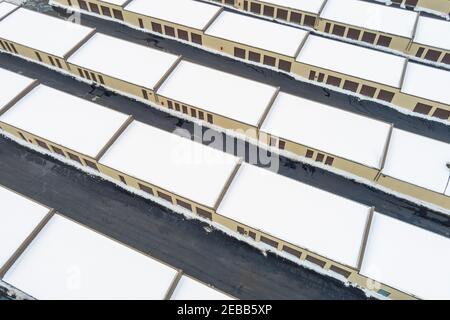 Vista aerea dei tetti autoportaoggetti con neve in inverno Foto Stock