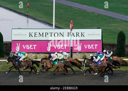 Una visione generale mentre i corridori e i piloti passano il posto vincente sul primo circuito durante il vBET 'Jumpers' Bumper' NH Flat Race (Div 2) all'Ippodromo di Kempton Park a Sunbury-on-Thames, Surrey. Data immagine: Giovedì 11 febbraio 2021. Foto Stock