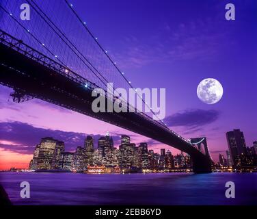 2001 PONTE STORICO DI BROOKLYN (©J & W ROEBLING 1876) SKYLINE DEL CENTRO EAST RIVER MANHATTAN NEW YORK CITY USA Foto Stock