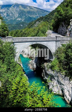 Ponte di Napoleone sul fiume Soca in Slovenia circondato da boschi montagne Foto Stock