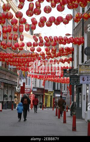 Le lanterne pendono dall'altra parte della strada per celebrare il Capodanno cinese lunare che segna l'anno dell'Ox, a Chinatown, nel centro di Londra, durante il terzo blocco nazionale dell'Inghilterra per frenare la diffusione del coronavirus. Data immagine: Venerdì 12 febbraio 2021. Foto Stock